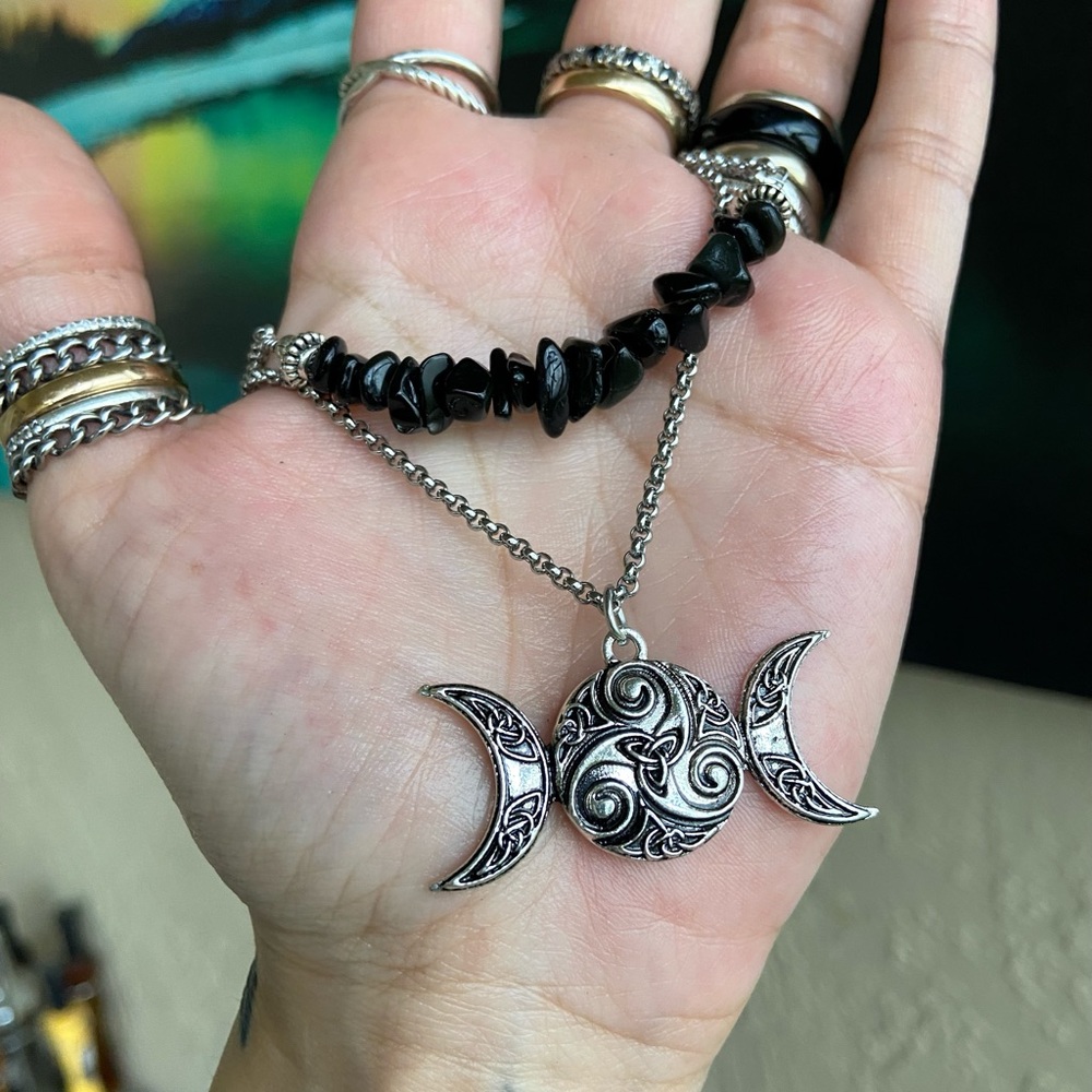 Celtic moon necklace . Double layer onyx & celtic knot triple moon charm - Picture 7 of 13